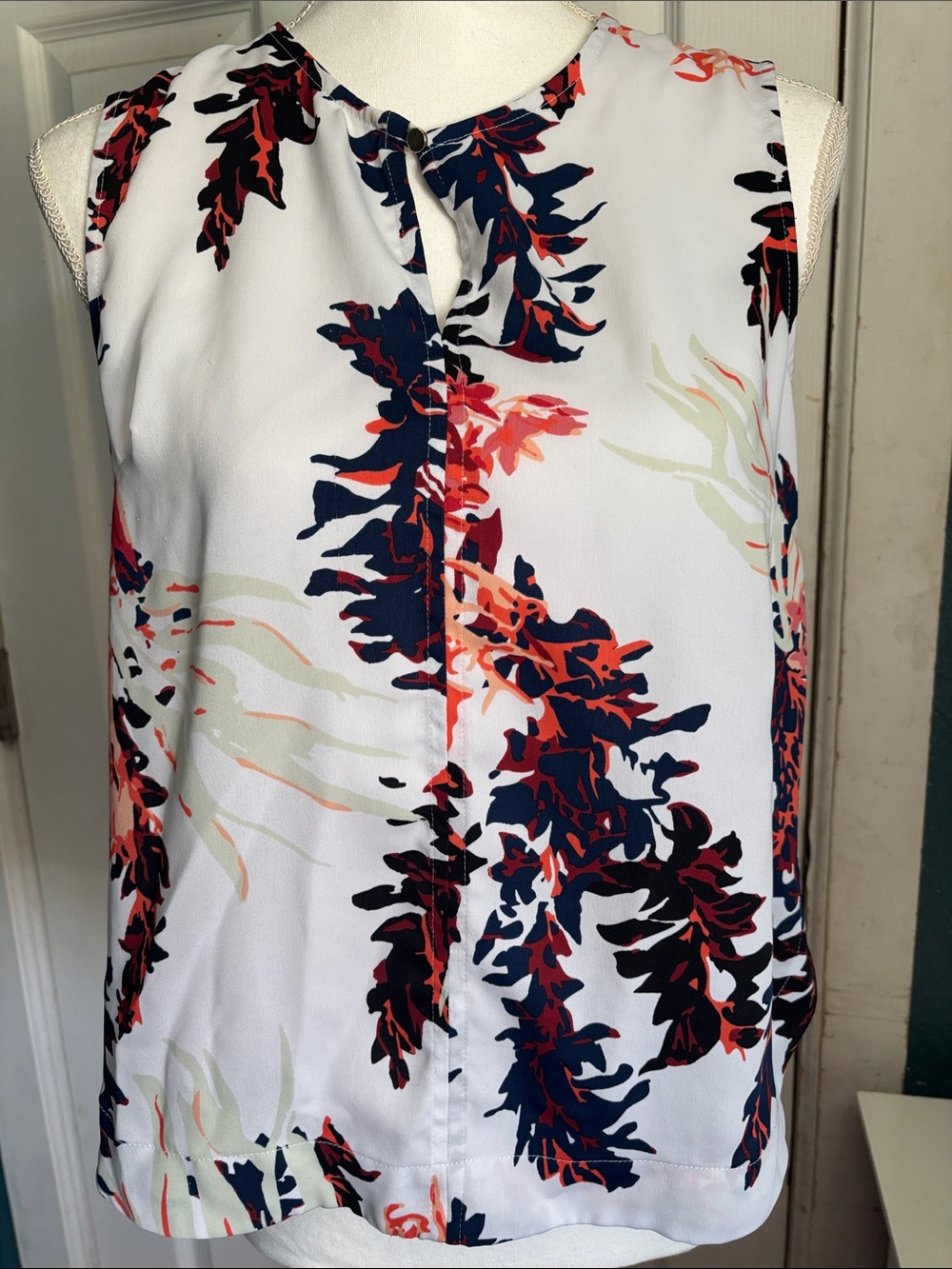 Liz Claiborne White Sleeveless Shell with Navy and Coral Floral Print